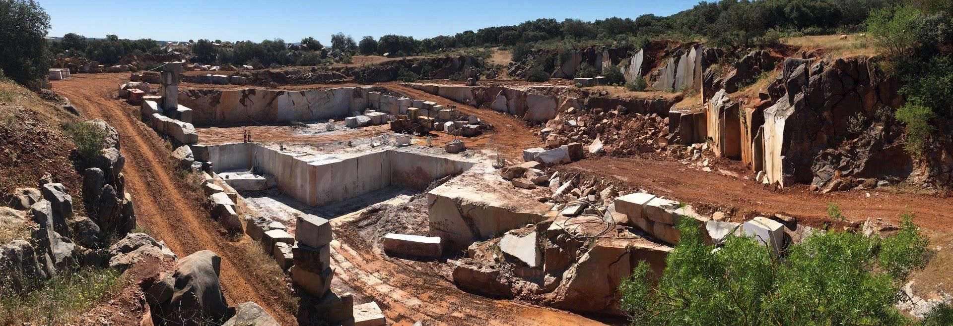 VALEXMAR marble quarry in Alconera, with open fronts and easy-access terrain