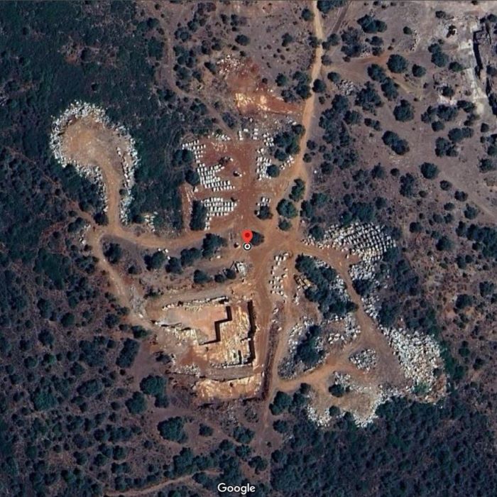 Satellite image of the María del Carmen marble quarry in Alconera, Badajoz, showing extraction areas, block stockpiles and aggregate zones | 📷 Google Maps